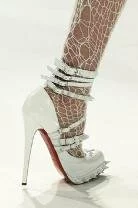 Christian Louboutin çivili ayakkabılar