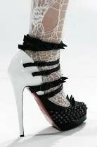 Christian Louboutin çivili ayakkabılar